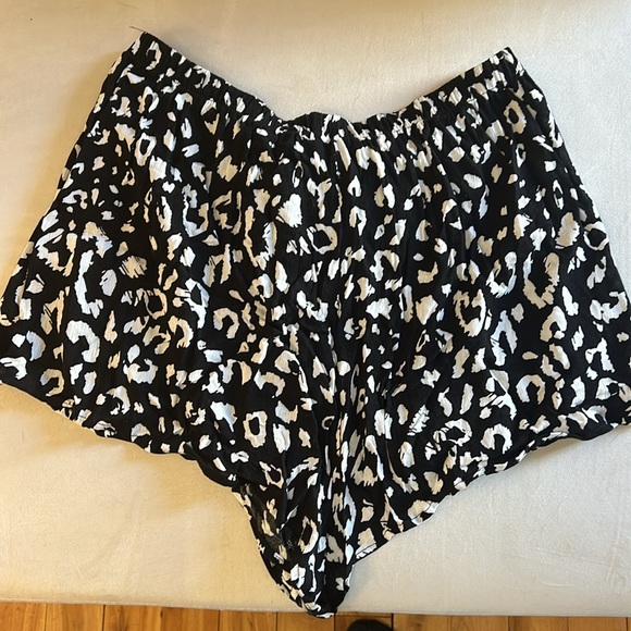 Lulu’s Cheetah print shorts (L) - Picture 7 of 13
